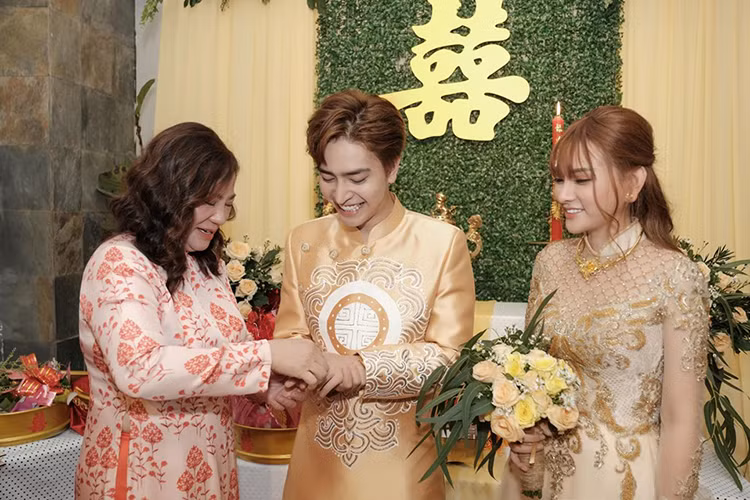 Chú rể cô dâu diện áo dài cùng tông màu vàng.