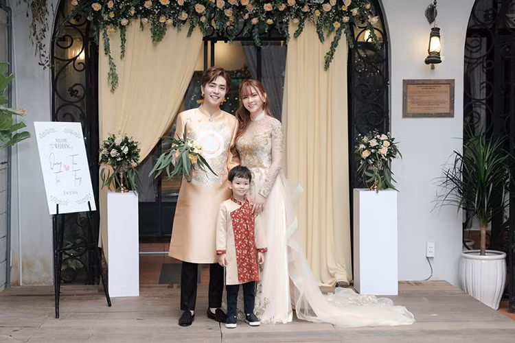 Con trai riêng của Thu Thủy cũng xuất hiện trong lễ vu quy của mẹ.