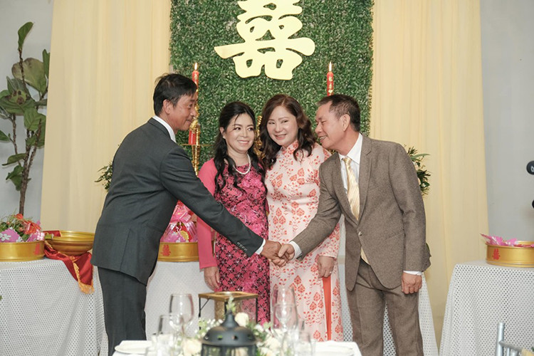 Gia đình Thu Thủy và Kin Nguyễn thân thiết trong đám cưới.