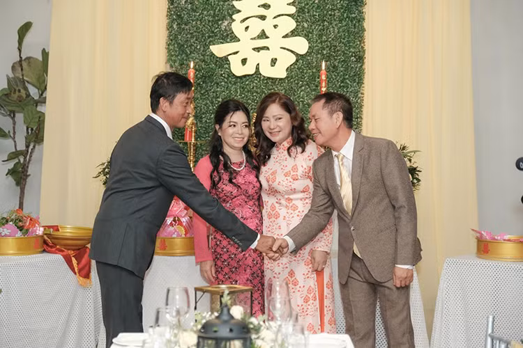 Gia đình Thu Thủy và Kin Nguyễn thân thiết trong đám cưới.