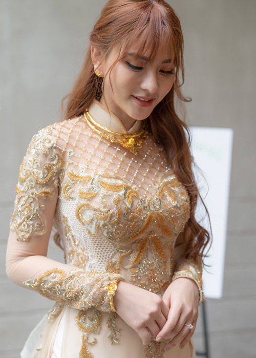 Thu Thủy bày tỏ niềm hạnh phúc trong ngày lên xe hoa. "Em chính thức được anh rước về làm vợ! Hạnh phúc quá anh", cô nhắn nhủ ông xã kém 10 tuổi.