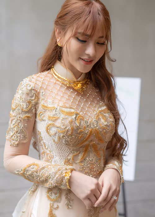 Thu Thủy bày tỏ niềm hạnh phúc trong ngày lên xe hoa. "Em chính thức được anh rước về làm vợ! Hạnh phúc quá anh", cô nhắn nhủ ông xã kém 10 tuổi.