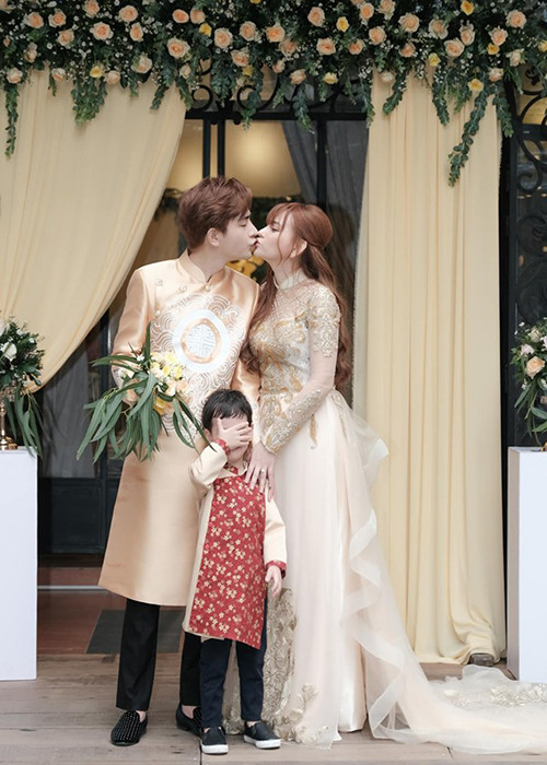 Cậu nhóc lấy tay che mặt khi Thu Thủy và Kin Nguyễn trao cho nhau nụ hôn ngọt ngào.