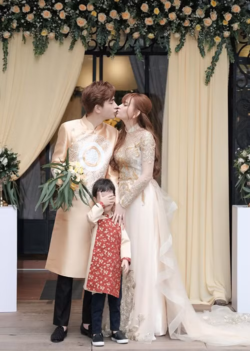 Cậu nhóc lấy tay che mặt khi Thu Thủy và Kin Nguyễn trao cho nhau nụ hôn ngọt ngào.