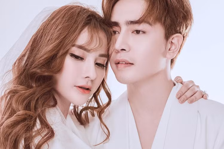 Vì thường xuyên lộ vòng 2 kém thon gọn khi đám cưới cận kề, Thu Thủy vướng tin đồn mang bầu. Phía quản lý của nữ ca sĩ một mực phủ nhận. Còn Thu Thủy cho hay: "Tình yêu khi cần nhau đủ hiểu, đủ tin tưởng, chia sẻ, nhường nhịn, bao dung thì tiến tới hôn nhân. Bấy nhiêu đó cũng đủ để ở cạnh nhau. Cần gì phải lỡ có bầu rồi sắp đặt chạy cưới như thời 18 tuổi còn bồng bột non nớt. Ngoài kia giông bão thế nào chỉ cần có anh và con bên cạnh em là đủ".