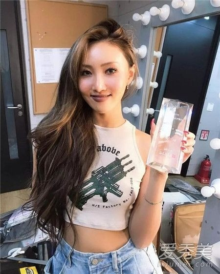 Màu nâu lạnh là gam màu tóc dành riêng cho các cô gái sở hữu làn da bánh mật khỏe khoắn.