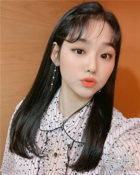 Uốn cong phần tóc mái và phần đuôi tóc sẽ giúp bạn tỏa sáng với vẻ ngoài xinh tươi và sang chảnh.