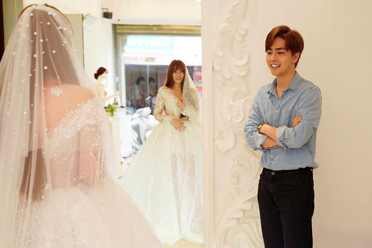 Khi Thu Thủy được cầu hôn, đã có tin đồn cô mang bầu. Mới đây, khi đi thử trang phục cưới, Thu Thủy tiếp tục đối mặt với tin đồn bầu bí vì chọn mặc chiếc váy giấu vòng 2.