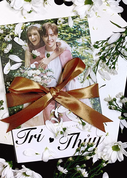 Thiệp cưới của cặp đôi vừa được hé lộ.