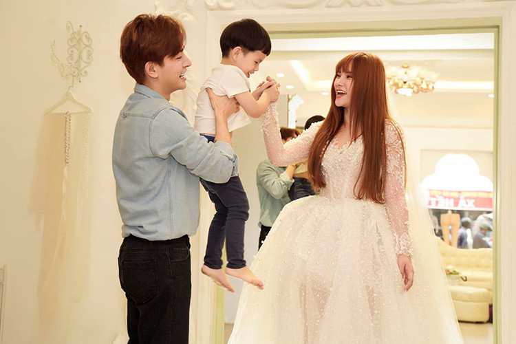 Nữ ca sĩ Thu Thủy sắp tái hôn. Nửa kia của cô là Kin Nguyễn, kém cô đến 10 tuổi. Được biết, 2 tuần trước, Kin Nguyễn đã cầu hôn Thu Thủy.