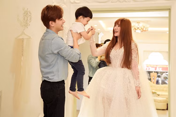 Nữ ca sĩ Thu Thủy sắp tái hôn. Nửa kia của cô là Kin Nguyễn, kém cô đến 10 tuổi. Được biết, 2 tuần trước, Kin Nguyễn đã cầu hôn Thu Thủy.