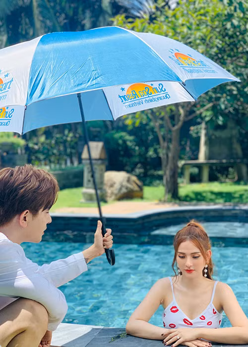 Chuyện tình của Thu Thủy và Kin Nguyễn nhận được sự ủng hộ từ hai bên gia đình, bạn bè lẫn người hâm mộ.