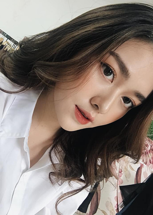 Khi đến lớp bạn thân của Bảo Hân khá giản dị. Tuy nhiên, khi chụp ảnh, Tường San khoe được thần thái diễn xuất trước ống kính.