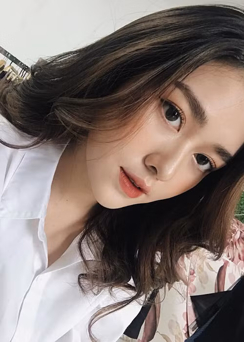 Khi đến lớp bạn thân của Bảo Hân khá giản dị. Tuy nhiên, khi chụp ảnh, Tường San khoe được thần thái diễn xuất trước ống kính.