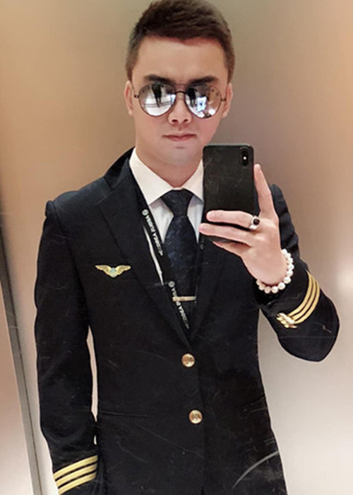 Hà Duy khẳng định anh không phải là nam thanh niên trong clip đó. Ngoài ra, anh còn đăng tải tấm hình của anh và ảnh của nam thanh niên trong clip để mọi người so sánh.