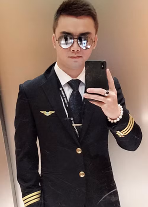 Hà Duy khẳng định anh không phải là nam thanh niên trong clip đó. Ngoài ra, anh còn đăng tải tấm hình của anh và ảnh của nam thanh niên trong clip để mọi người so sánh.