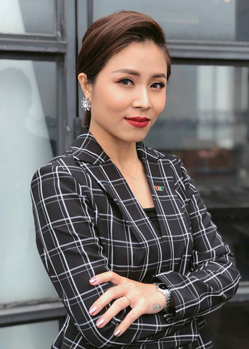 Nữ MC “Chúng tôi là chiến sĩ” còn hài hước đáp trả bằng việc đăng tải clip con trai chơi đùa cùng bạn trai kèm bình luận: "Nóng chính chủ có bản quyền".