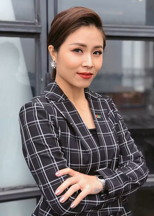 Nữ MC “Chúng tôi là chiến sĩ” còn hài hước đáp trả bằng việc đăng tải clip con trai chơi đùa cùng bạn trai kèm bình luận: "Nóng chính chủ có bản quyền".