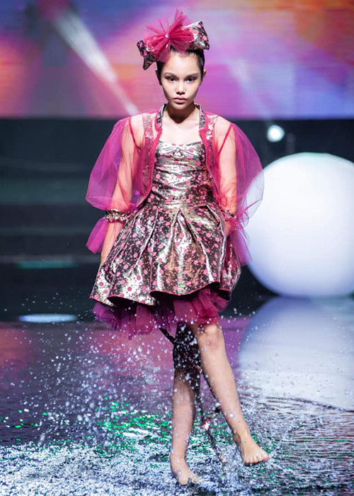 Bố mẹ của Alex hỗ trợ và ủng hộ Alex làm người mẫu.