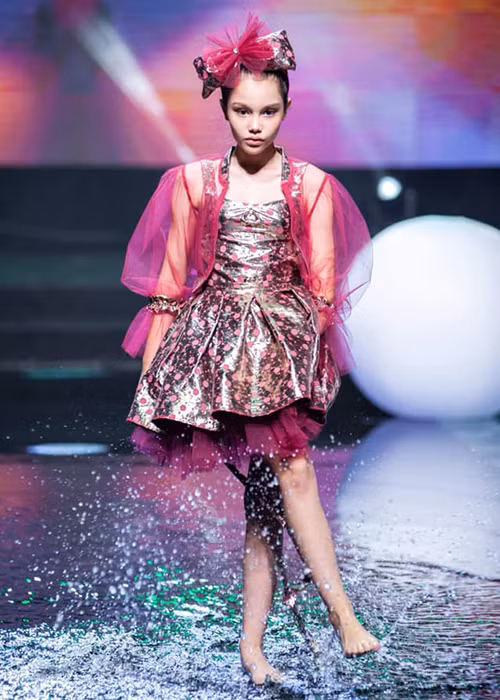 Bố mẹ của Alex hỗ trợ và ủng hộ Alex làm người mẫu.