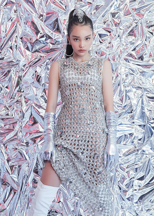 Cô nhóc sở hữu nét đẹp dịu dàng đậm nét Á Đông pha nét cá tính, tự tin của phương Tây.