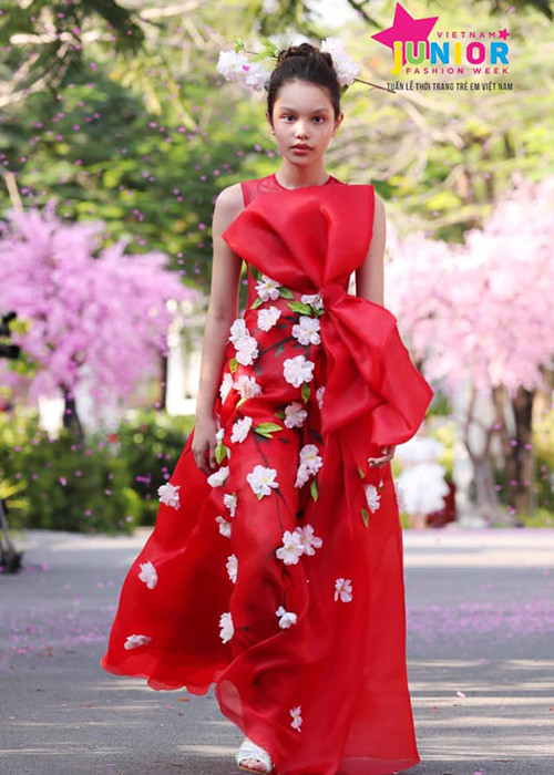 Bông hồng nhí được kỳ vọng sẽ trở thành người mẫu chuyên nghiệp trong tương lai. Xem video "Hồ Ngọc Hà nói gì khi bị đồn hết thời, ế show". Nguồn Youtube/vtc