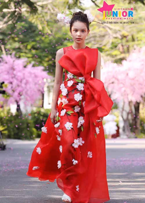 Bông hồng nhí được kỳ vọng sẽ trở thành người mẫu chuyên nghiệp trong tương lai. Xem video "Hồ Ngọc Hà nói gì khi bị đồn hết thời, ế show". Nguồn Youtube/vtc