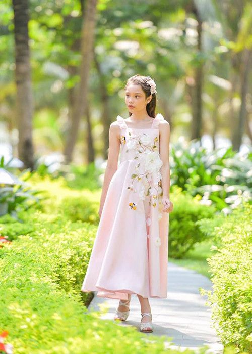 Alex là học trò của siêu mẫu Xuân Lan. Theo Xuân Lan, cô phát hiện ở Alex nhiều tiềm năng và tố chất của một người mẫu lẫn hoa hậu tương lai.