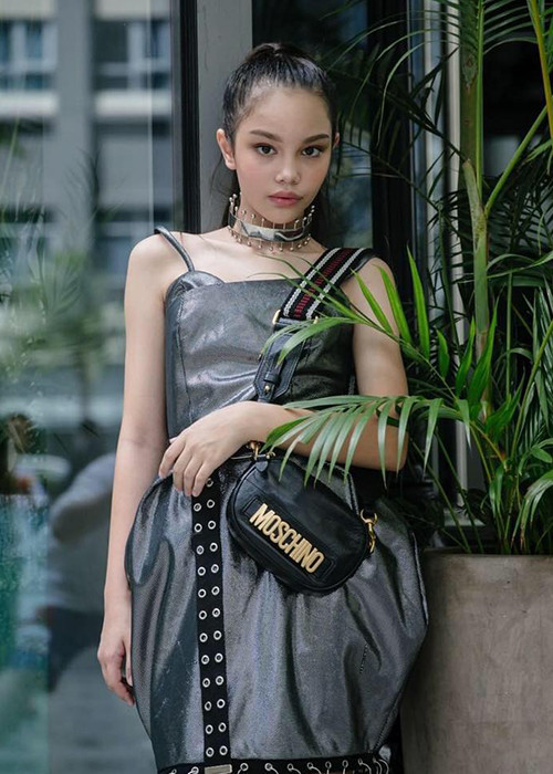 Alex sinh năm 2007, có bố là người New Zealand, mẹ là người Việt Nam. Hiện, em sống cùng bố mẹ tại Việt Nam.