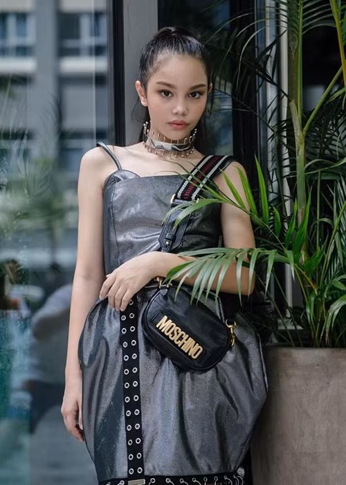 Alex sinh năm 2007, có bố là người New Zealand, mẹ là người Việt Nam. Hiện, em sống cùng bố mẹ tại Việt Nam.