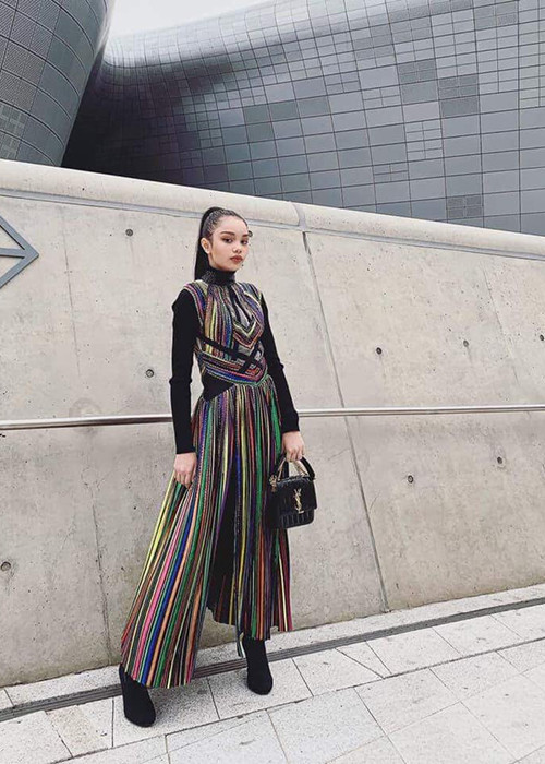 Thần thái được khen khá chuyên nghiệp của Alex khi tham gia một sự kiện thời trang.