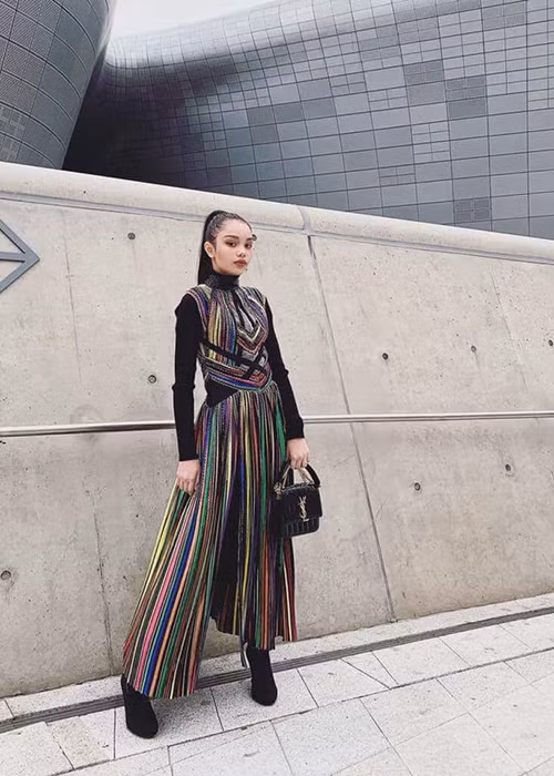 Thần thái được khen khá chuyên nghiệp của Alex khi tham gia một sự kiện thời trang.