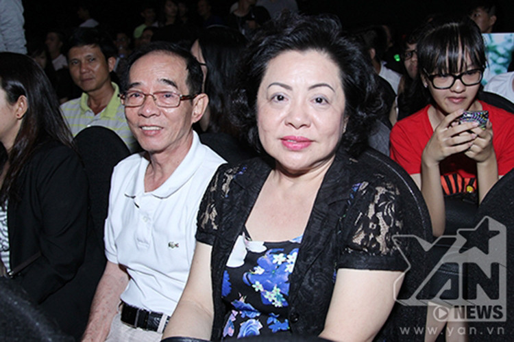 Khi Đông Nhi tham gia cuộc thi Hòa âm ánh sáng 2015, bố mẹ của Ông Cao Thắng trực tiếp đến cổ vũ. Ảnh: Yan