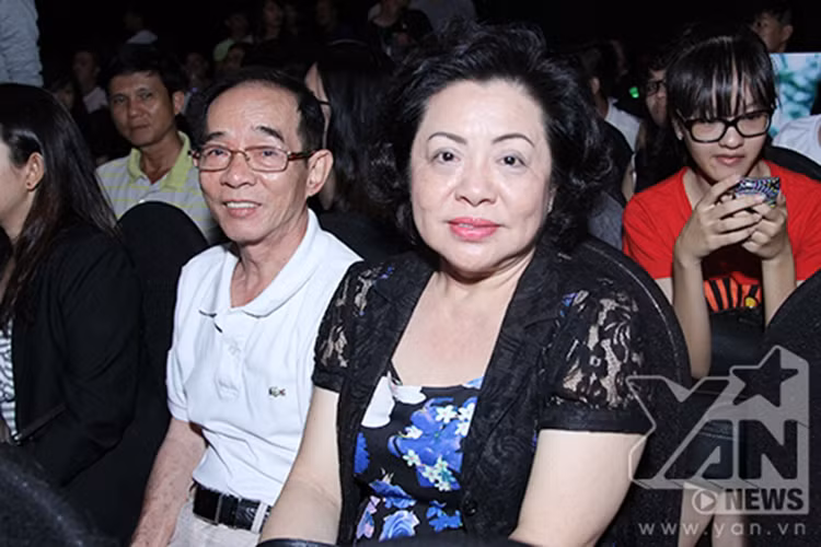 Khi Đông Nhi tham gia cuộc thi Hòa âm ánh sáng 2015, bố mẹ của Ông Cao Thắng trực tiếp đến cổ vũ. Ảnh: Yan