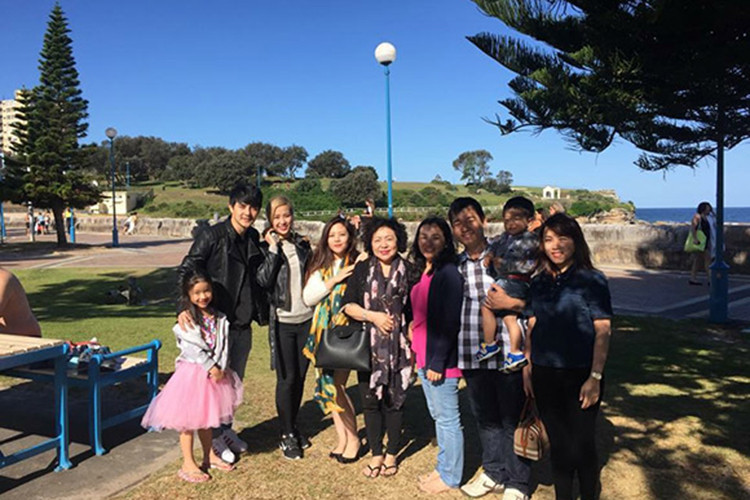 Đông Nhi từng sang thăm người thân của Ông Cao Thắng ở nước ngoài.