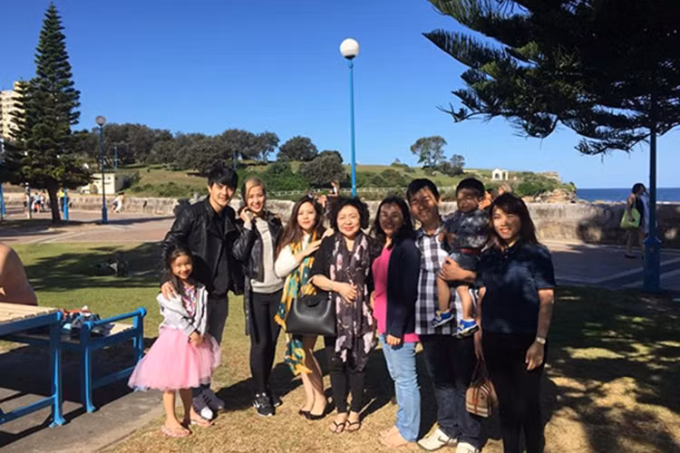 Đông Nhi từng sang thăm người thân của Ông Cao Thắng ở nước ngoài.