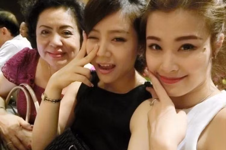 Nữ ca sĩ đặc biệt thân thiết với mẹ và em gái của Ông Cao Thắng.