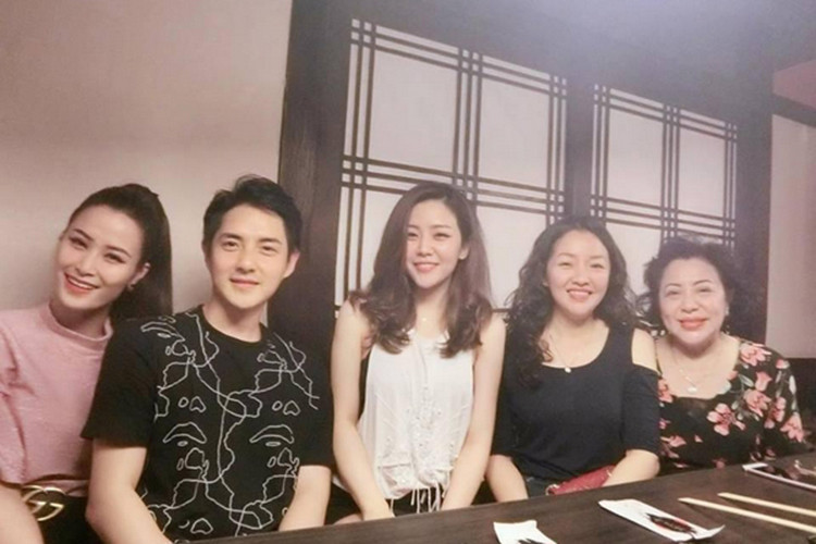 Đông Nhi thường xuyên góp mặt trong các sự kiện của gia đình Ông Cao Thắng.