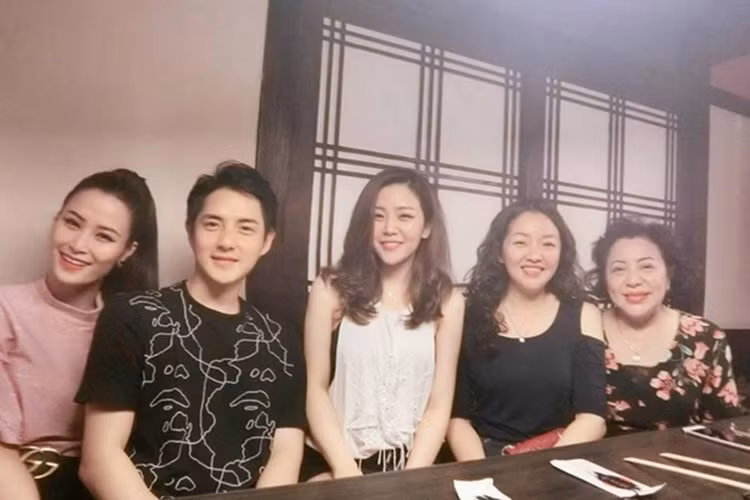 Đông Nhi thường xuyên góp mặt trong các sự kiện của gia đình Ông Cao Thắng.