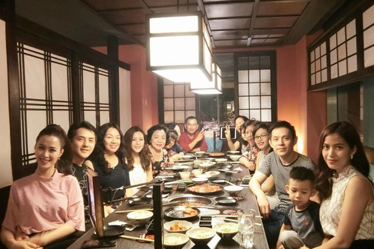 Hình ảnh Đông Nhi dự tiệc sinh nhật của mẹ bạn trai năm 2018.