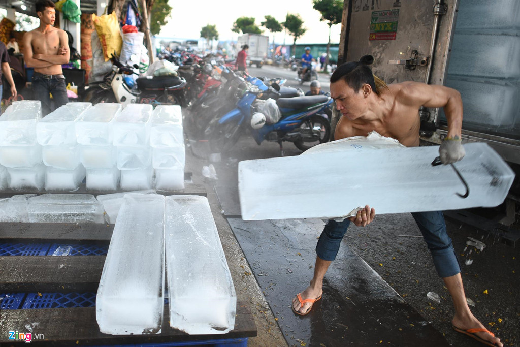 Trong khi đó, những người vận chuyển đá từ nhà máy đến chợ được “khoán” 600 cây mỗi đêm làm việc với tthu nhập 12 triệu/tháng. 11 năm làm công việc này, anh Lê Thanh Thưởng nói cực nhất là lúc vác đá từ xưởng lên xe để chuyển đến chợ. “Lao động tay chân mà kiếm được như thế này cũng tốt rồi”, anh cho biết thêm.