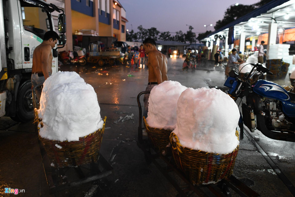 Tuy công việc phải tiếp xúc với đá lạnh ở nhiệt độ thấp trong 12 tiếng nhưng những người làm việc ở đây không thấy lạnh hay phải trang bị quần áo chuyên dụng. “Nhiệt độ Sài Gòn cũng cao và vận động nặng do phải khuân vác liên tục nên tôi không thấy lạnh. Ngày trước mới làm chưa quen thì nhiều người hay bị sổ mũi thôi”, anh Minh cho biết.