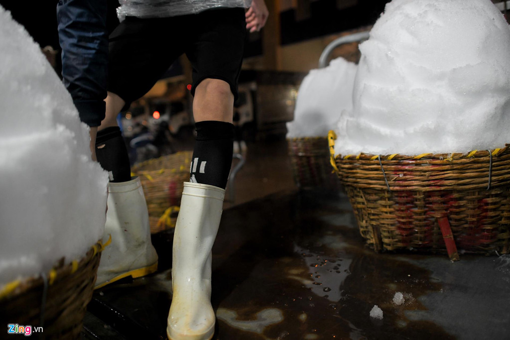 Cánh mày râu có thể cởi trần làm việc nhưng chân luôn được bao bọc kĩ bằng đôi ủng với 2,3 lớp tất bên trong để chống lạnh cho chân và ngăn những hóa chất độc hại.