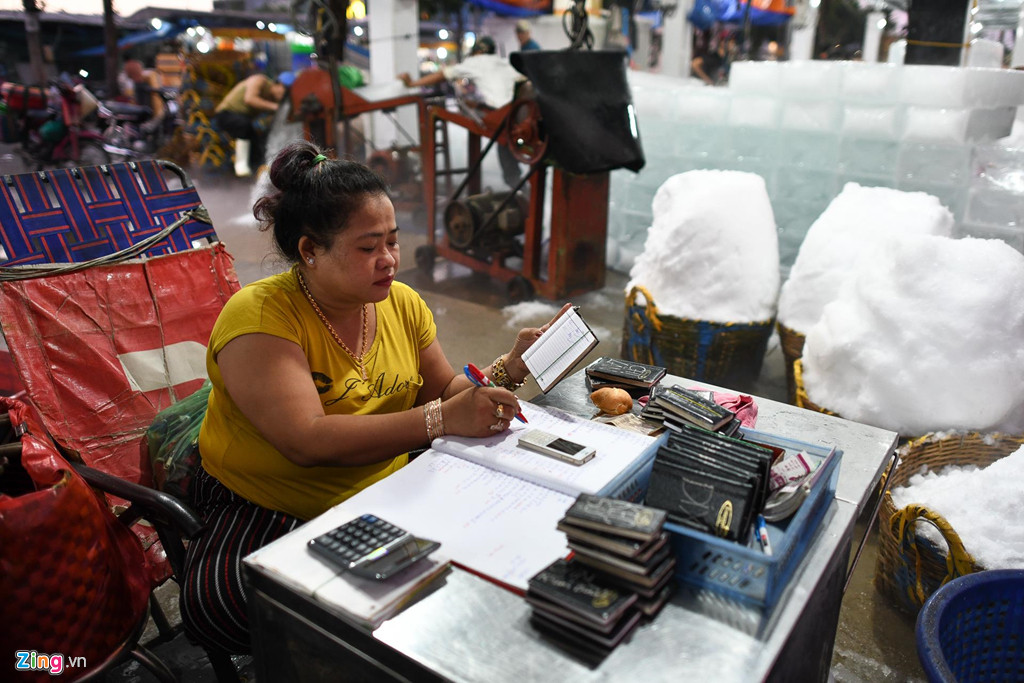 Chị Ngọc Diệp (chủ một ki-ốt đá) buôn bán ở chợ Bình Điền được 16 năm cho biết trung bình mỗi ngày cửa hàng của chị bán được từ 600-700 cây đá, cao điểm bán được 1.000 cây. Giá bán mỗi cây đá 32.000 đồng.