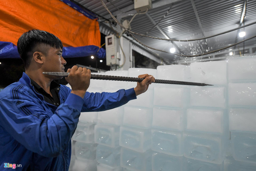 Chiếc móc hay thanh sắt là công cụ đắc lực để di chuyển các khối đá một cách dễ dàng.