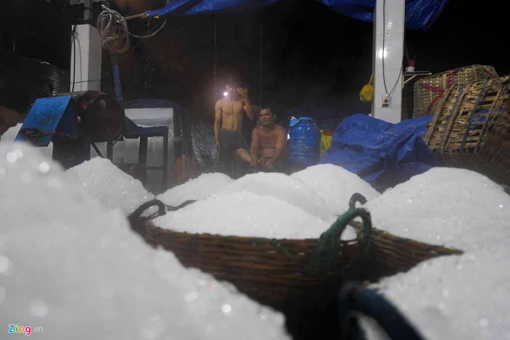 2 người đứng máy có thể bào được hàng nghìn sọt đá mỗi đêm.