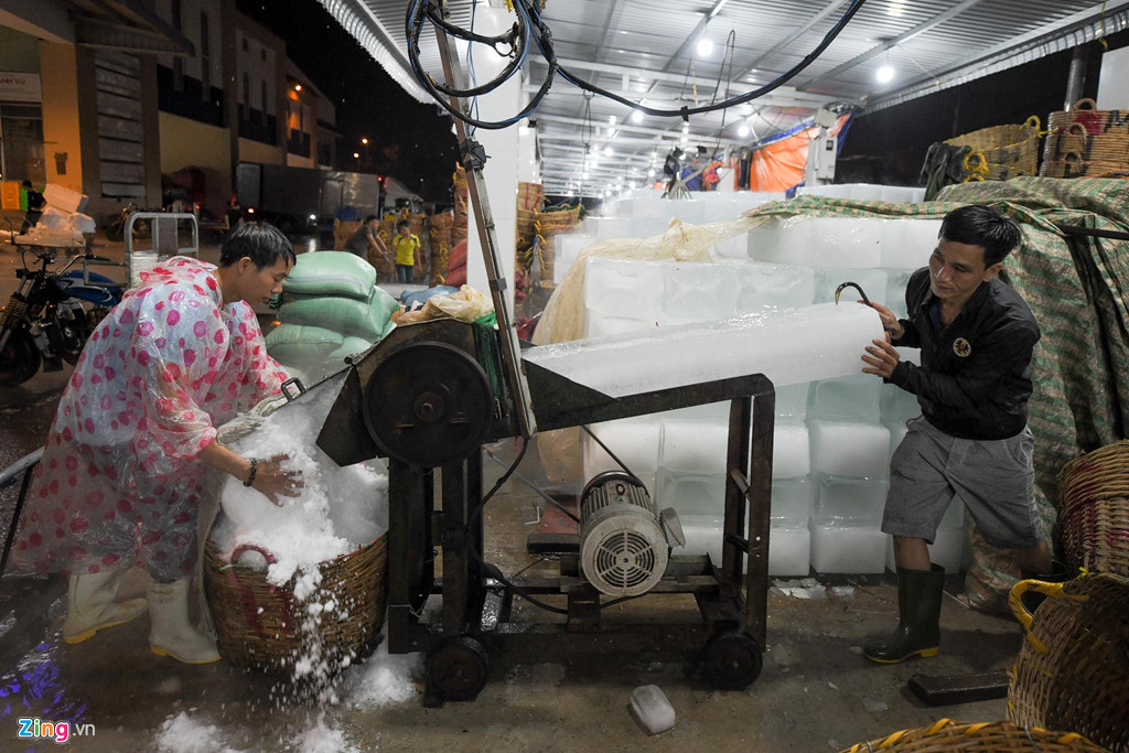 Mỗi cửa hàng có một máy bào nhỏ đá. Một người có nhiệm vụ lấy đá cho vào máy, một người giữ đầu ra. Sau đó, đá được cho vào sọt. Mỗi sọt có sức chứa 2 cây đá.