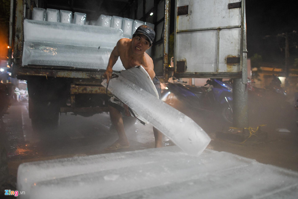 Đá được vận chuyển từ nơi sản xuất đến cho các cửa hàng thu mua ở chợ. Mỗi cây đá nặng từ 50-60 kg.