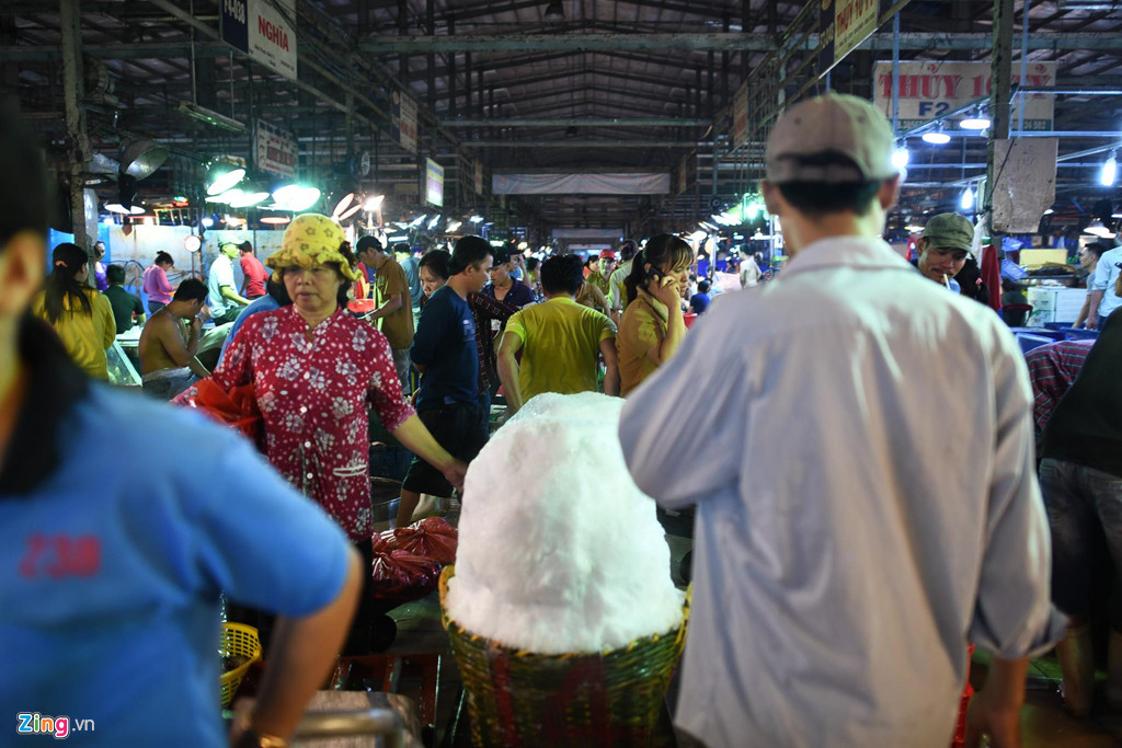 Những địa điểm xa sẽ dùng xe ba bánh chở đi, nơi gần sẽ dùng xe kéo để đưa đá đi khắp các ngõ ngách của chợ.