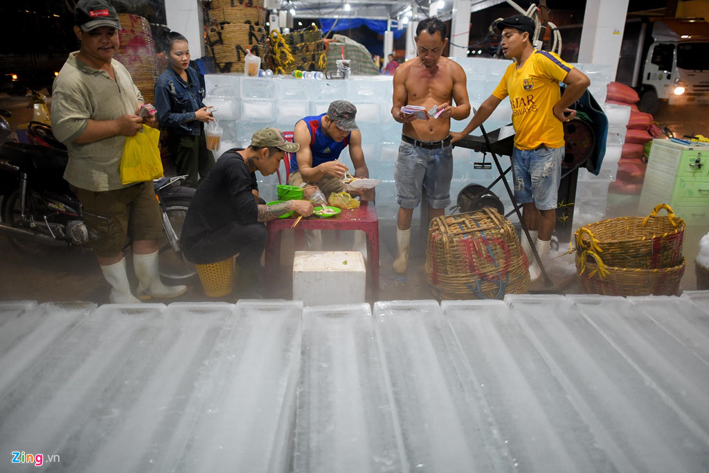 Với khoảng chục ki-ốt và hàng trăm nhân công, nơi đây cung cấp cho các cửa hàng thủy, hải sản hàng nghìn cây đá lạnh mỗi đêm. Nghề vác đá cây cũng trở nên phổ biến.